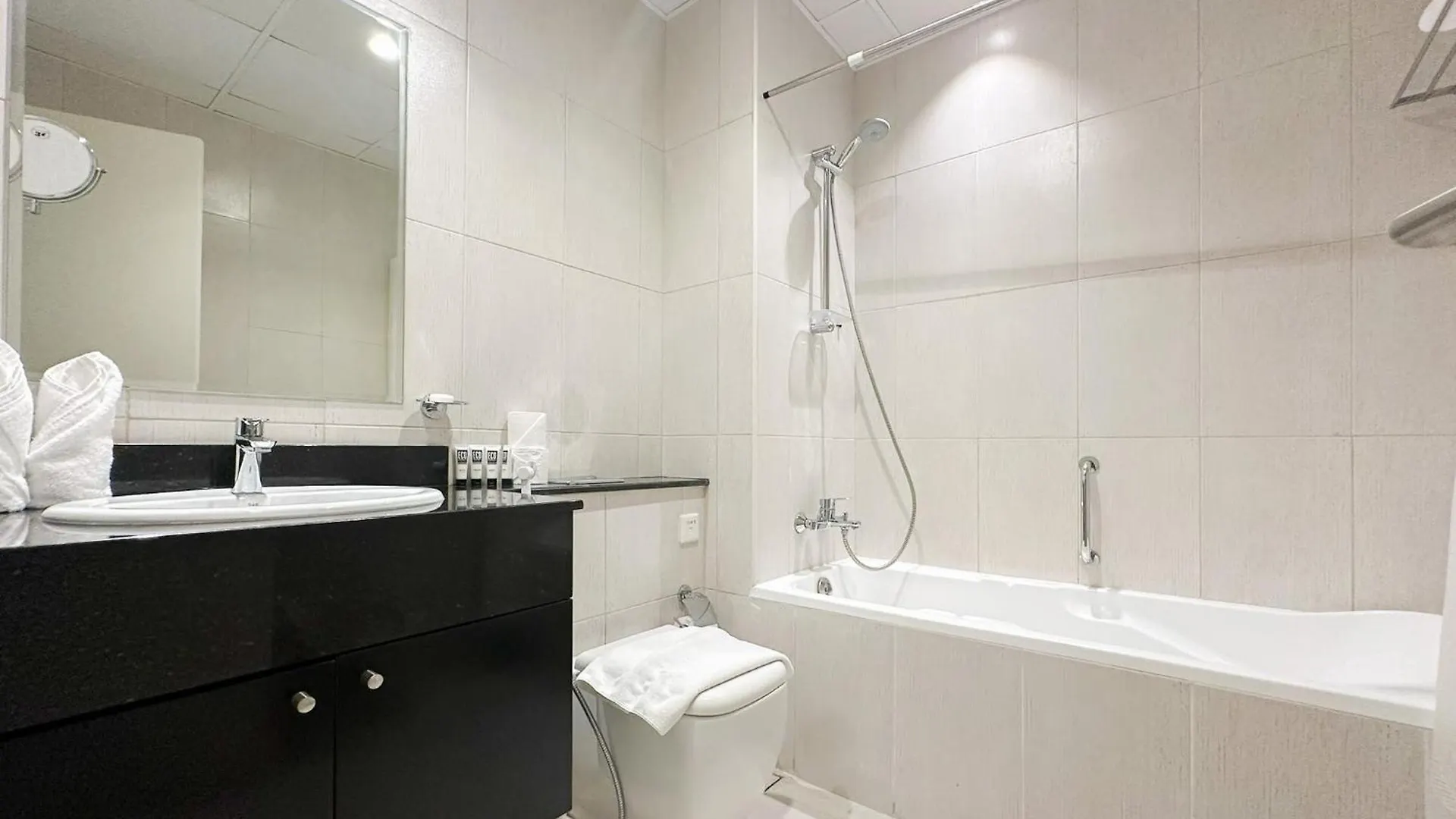 דובאי Bespoke Holiday Homes - High Floor Studio In Tower 108 Jvc 0*,  איחוד האמירויות הערביות